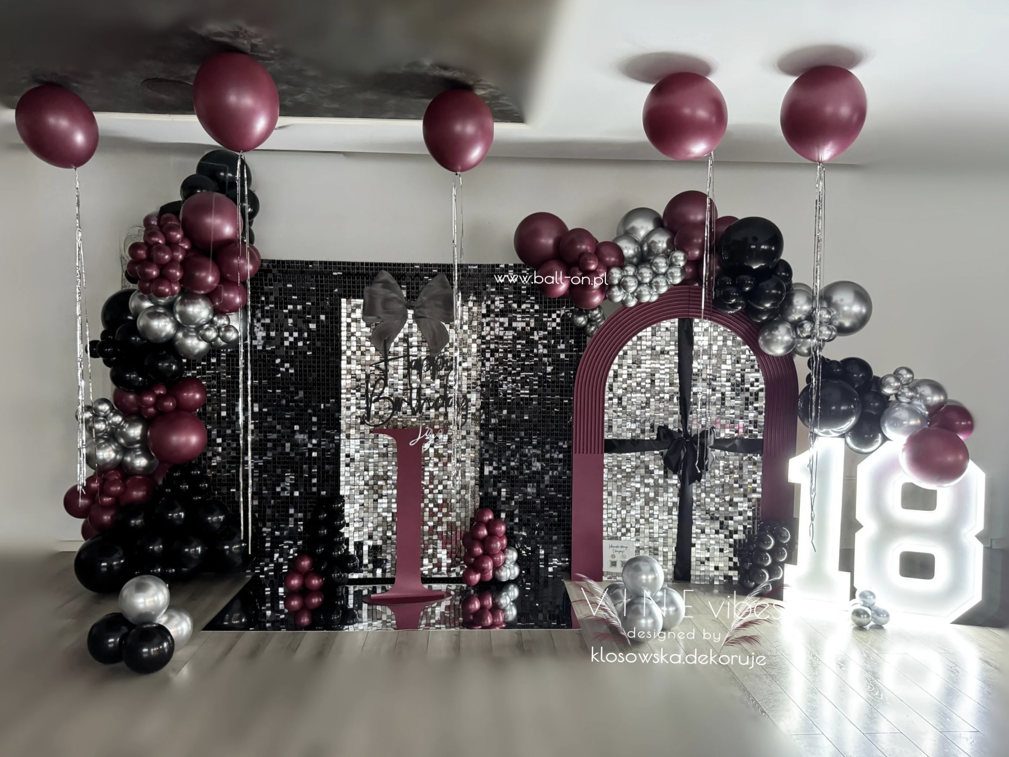 Elegancka Dekoracja na Osiemnaste Urodziny – Styl V I N O’s Vibes by ball-ON